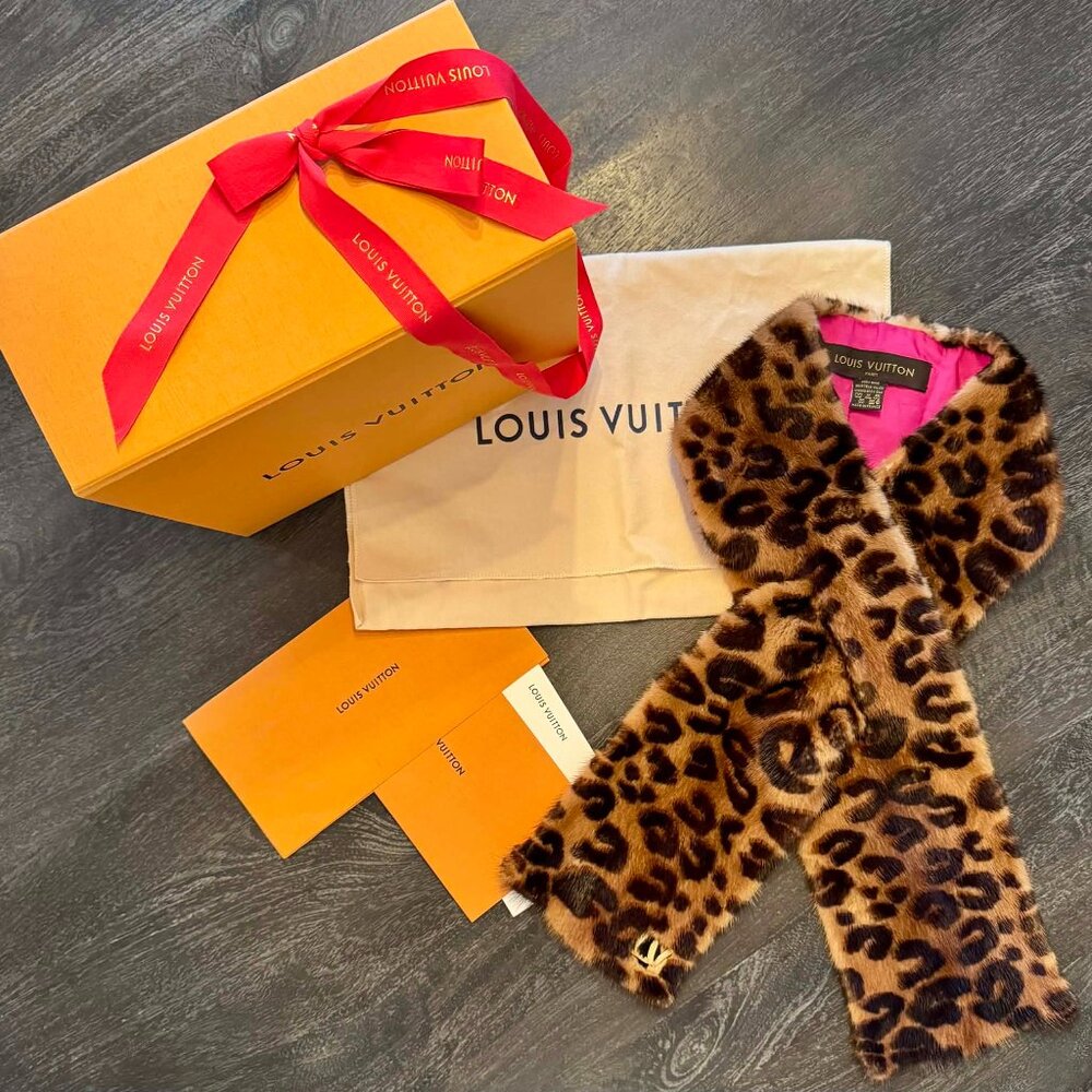 Authentic Louis Vuitton Echarpes Vison Fertipet Mink Scarf, M72245